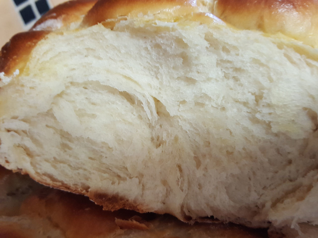 CLOSE-UP OF BREAD ON CUTTING BOARD