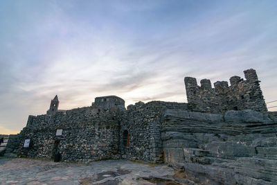 Old ruin building against sky