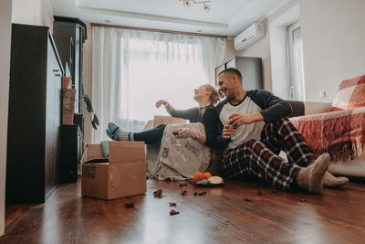 Moving day celebration. yong couple move into new home. young happy couple, newlyweds family 