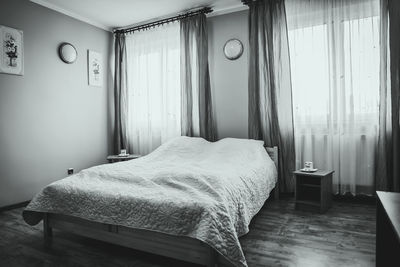 View of a tidy bed in bedroom