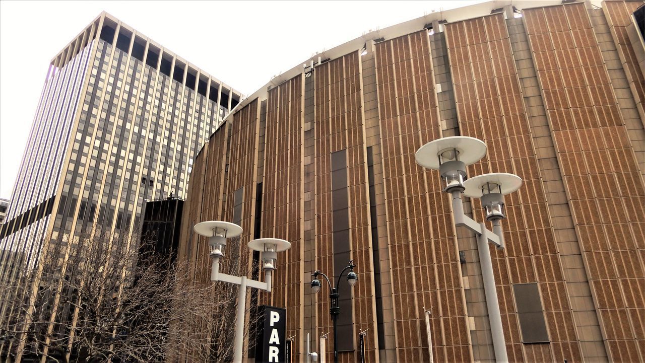 LOW ANGLE VIEW OF STREET LIGHT AGAINST BUILDINGS