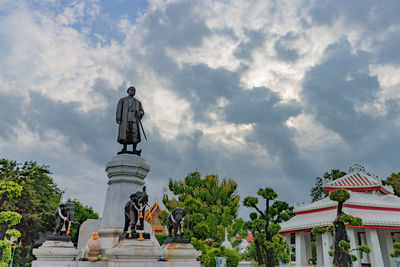 Statue against sky