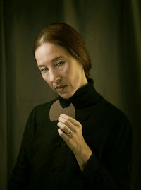 Side view of young man looking away against wall
