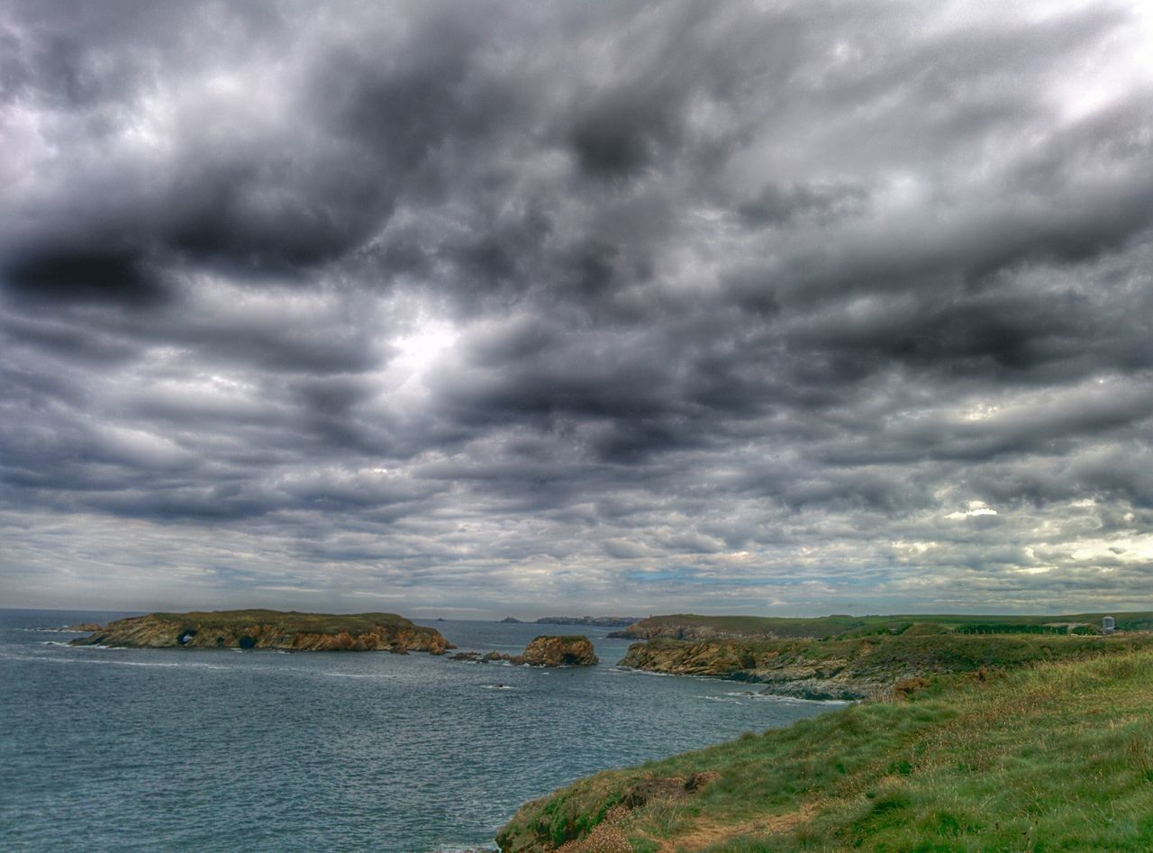 sky, cloudy, cloud - sky, water, scenics, weather, overcast, sea, tranquil scene, beauty in nature, storm cloud, tranquility, nature, cloud, dramatic sky, horizon over water, idyllic, atmospheric mood, landscape, non-urban scene