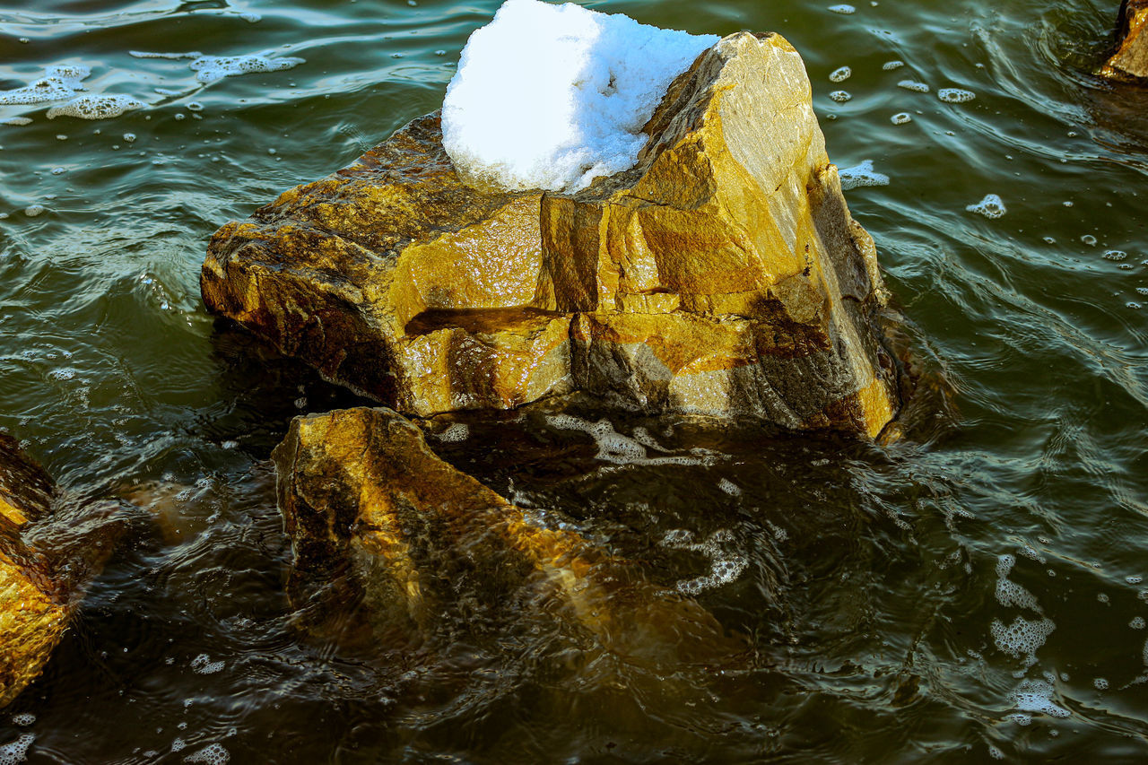 HIGH ANGLE VIEW OF WATER FLOWING IN LAKE