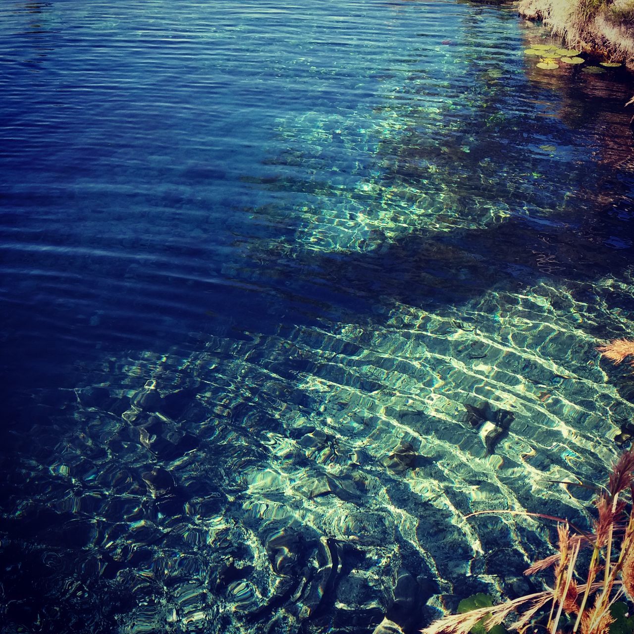 HIGH ANGLE VIEW OF RIPPLED SEA