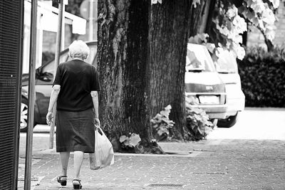 Full length of woman sitting on bench