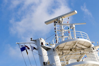 Control navigation radar set of antennas cruise ship.