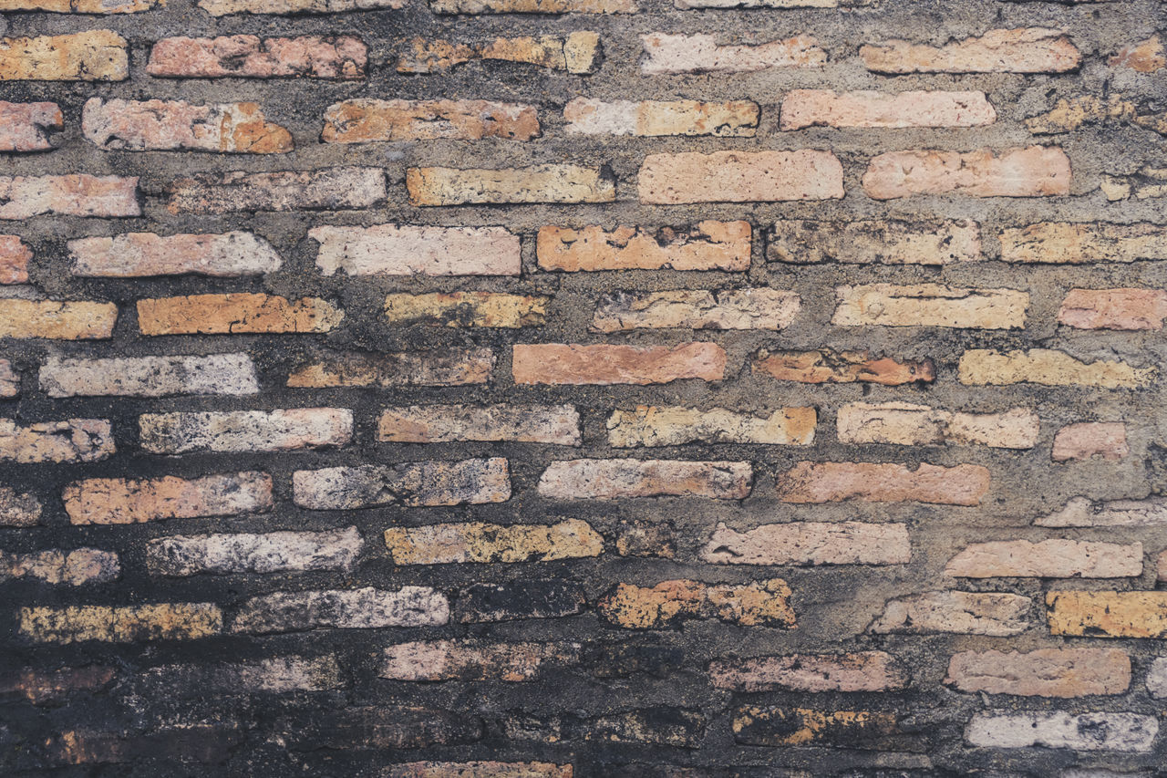 CLOSE-UP OF BRICK WALL