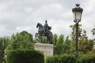 Statue against sky