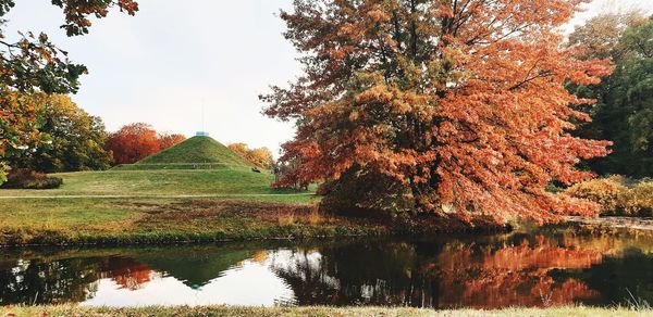 Reflection of trees in lake during autumn