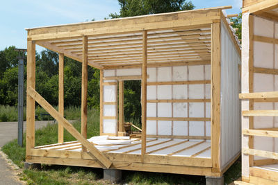 Wooden log house, a structure insulated with thin foam in the open air.