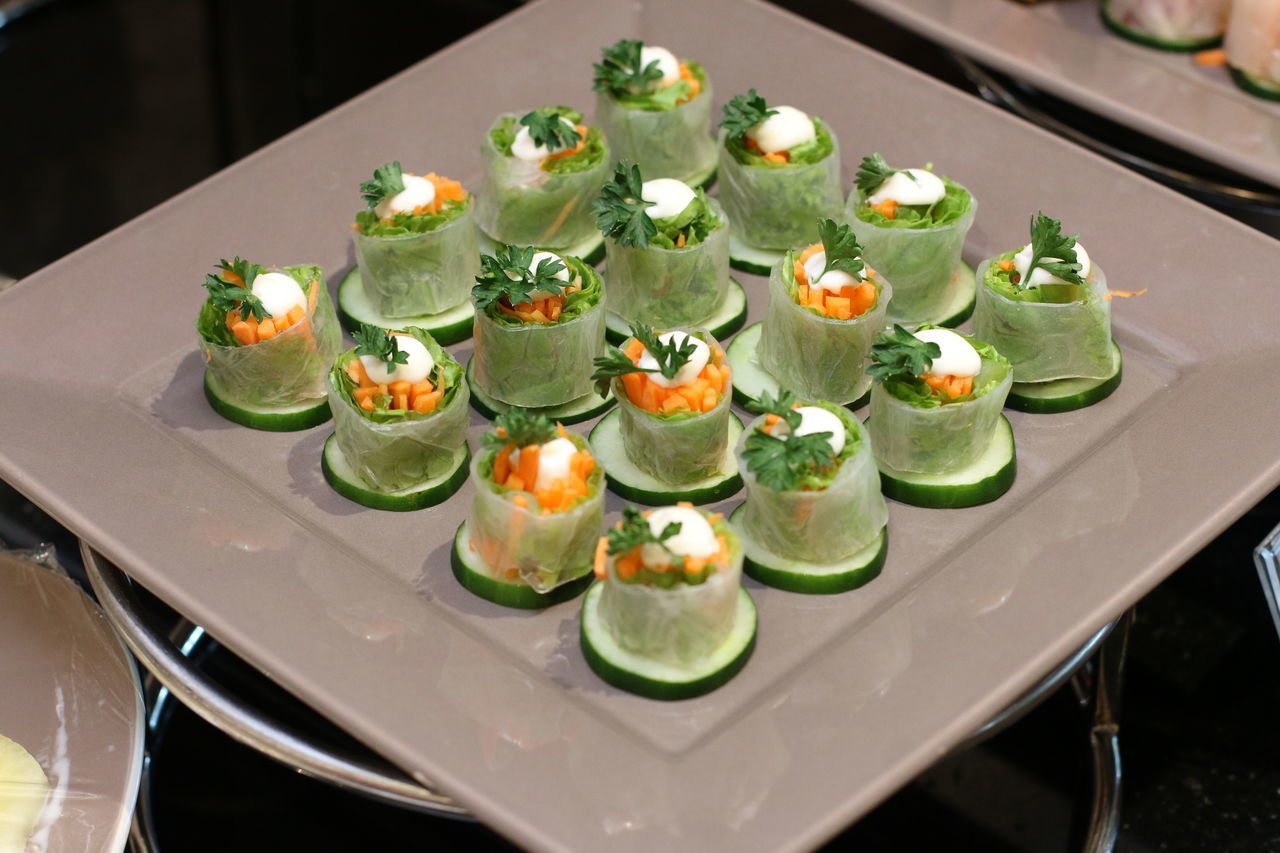 HIGH ANGLE VIEW OF VARIOUS VEGETABLES IN PLATE ON TABLE