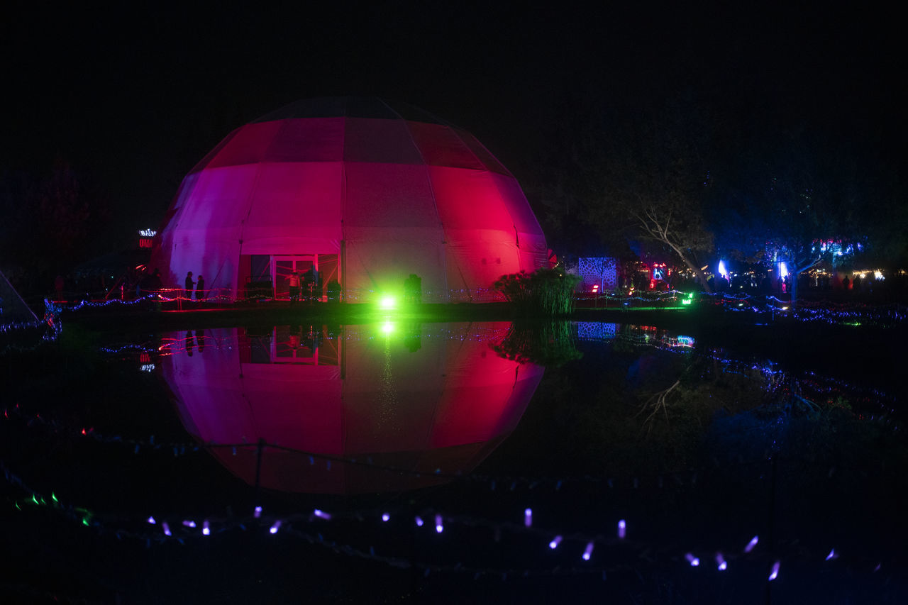 VIEW OF ILLUMINATED BUILDINGS IN THE LAKE