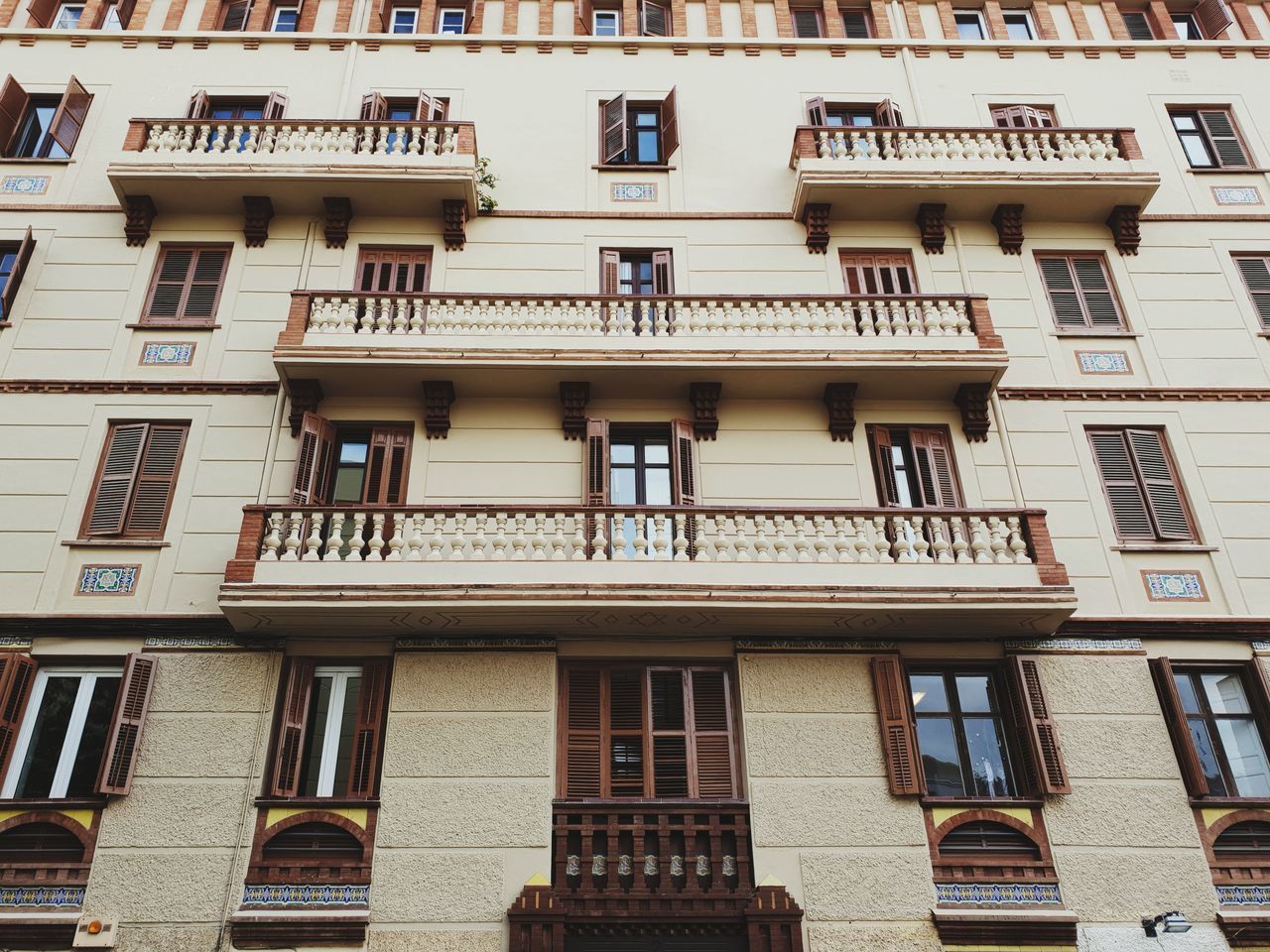 FULL FRAME SHOT OF RESIDENTIAL BUILDING