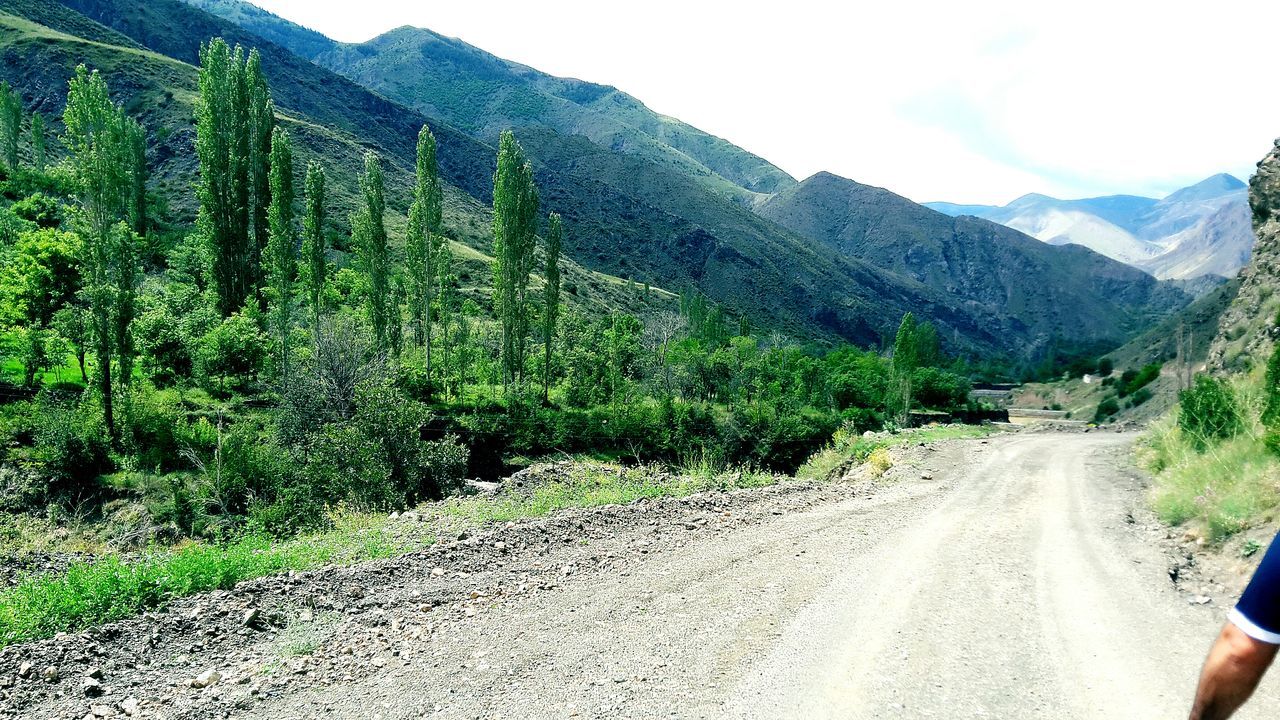 ROAD LEADING TOWARDS MOUNTAINS