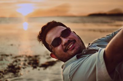 Man swinging by the sea