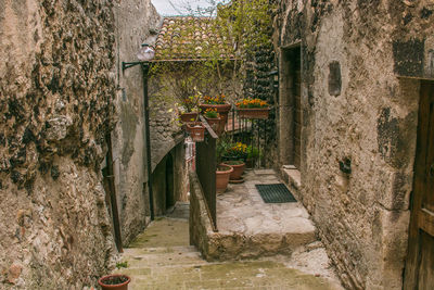 Alley in the medieval center of santo stefano di sessanio, abruzzo