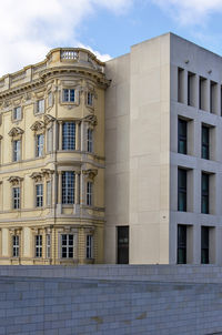 A classicist facade and a modern extension next to each other on downtown spree island