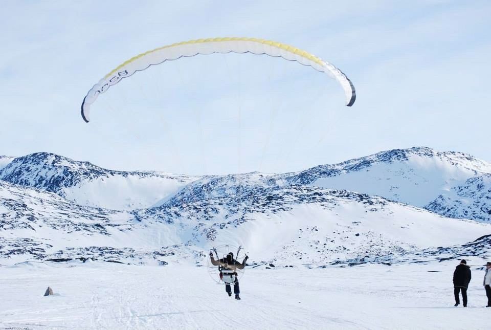 leisure activity, snow, lifestyles, mountain, adventure, cold temperature, extreme sports, winter, sport, men, unrecognizable person, season, vacations, tourist, parachute, mid-air, landscape, mountain range