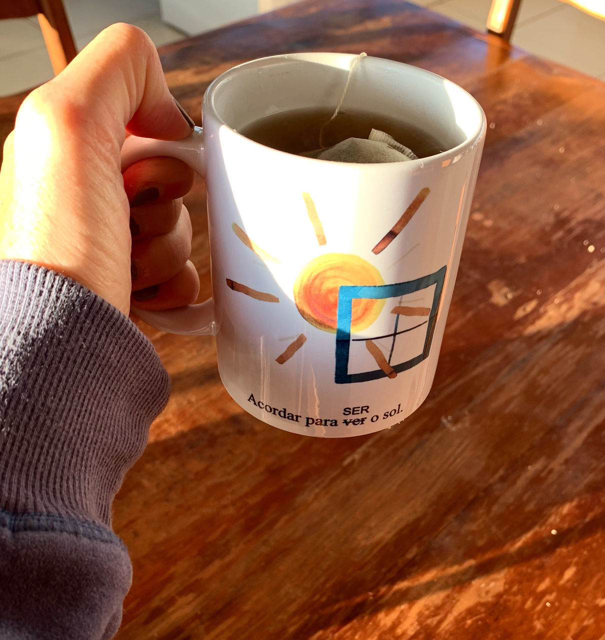 MIDSECTION OF PERSON HOLDING COFFEE CUPS