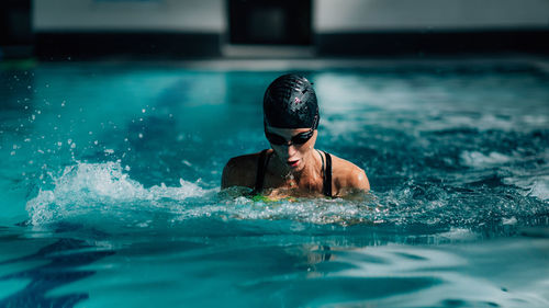 Woman swimming in the swimming pool.