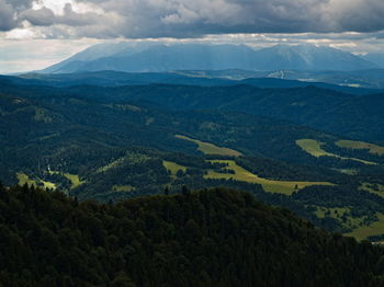 View from mount wysoka on the three crowns and valley.pieniny national park. polish-slovakian border