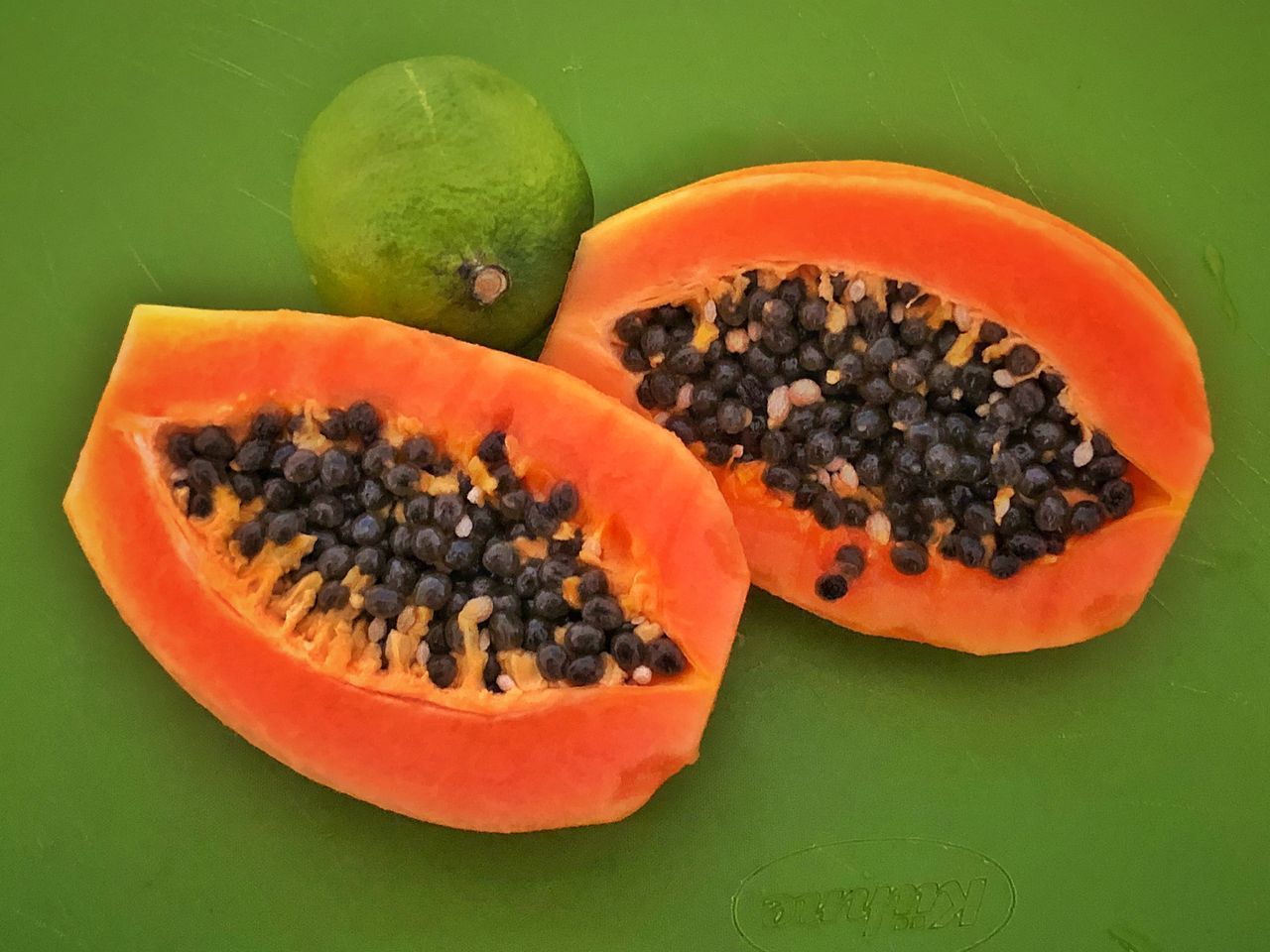 HIGH ANGLE VIEW OF ORANGE SLICES IN CONTAINER