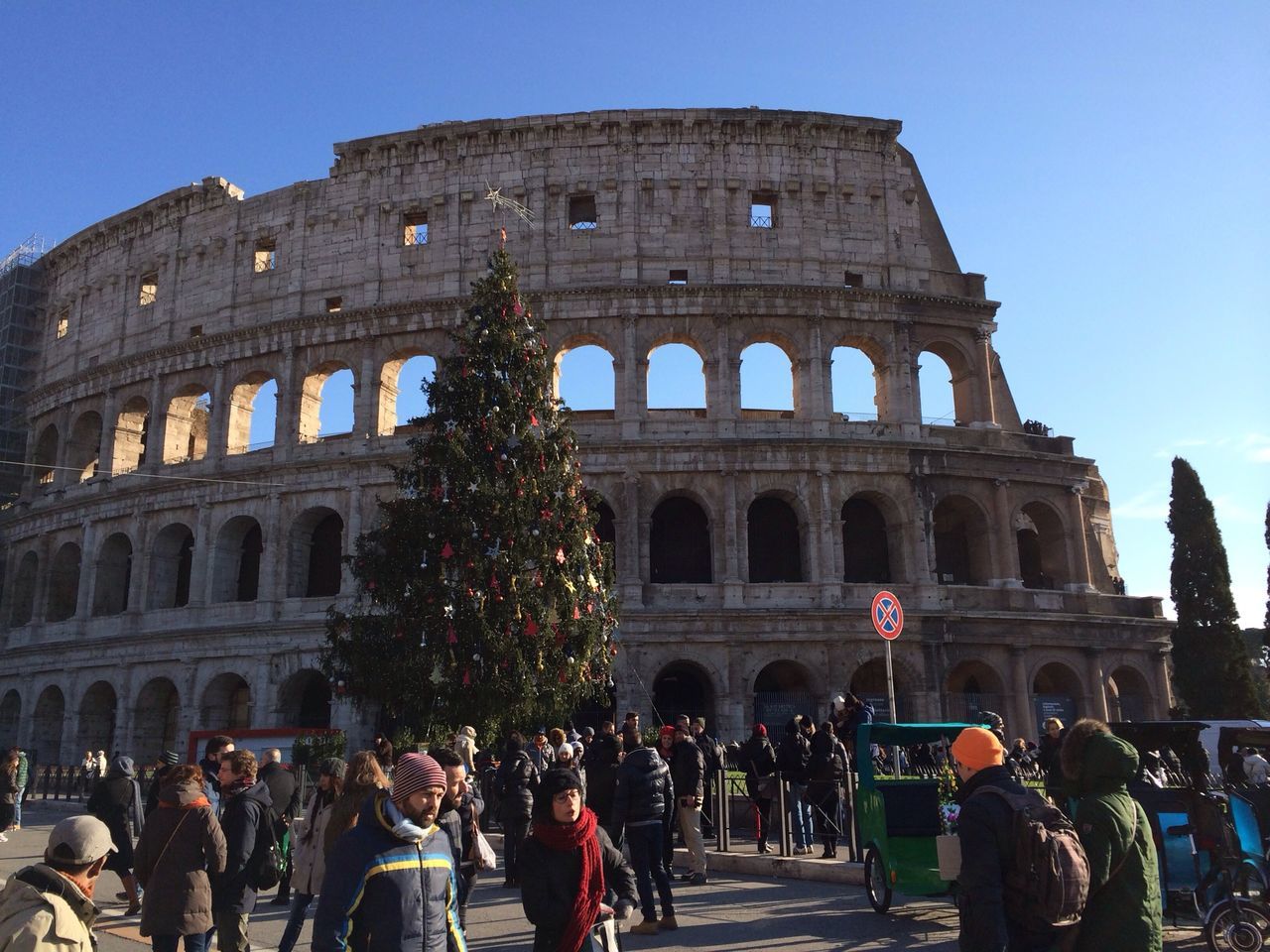 architecture, built structure, large group of people, history, building exterior, tourism, famous place, tourist, travel destinations, person, travel, international landmark, arch, men, lifestyles, ancient, leisure activity, the past, old ruin