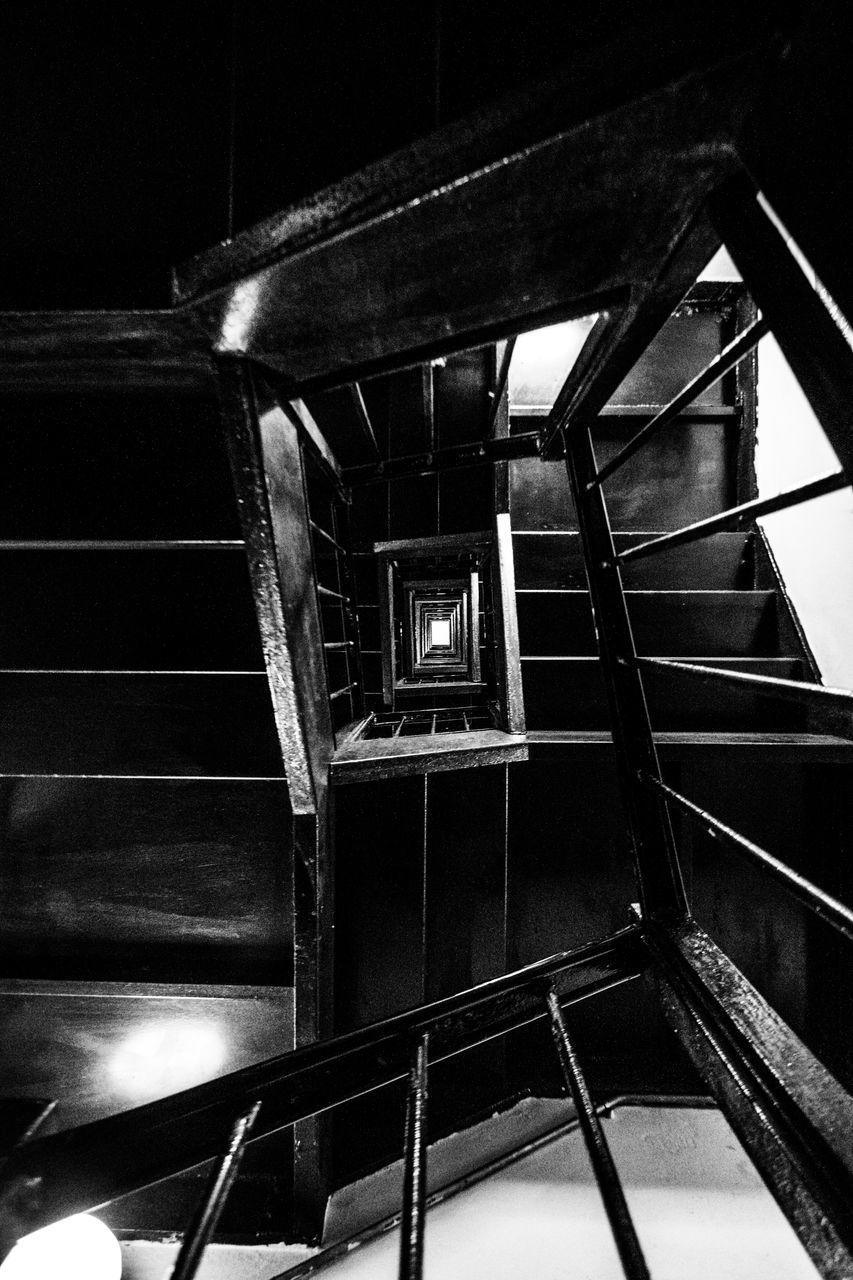 LOW ANGLE VIEW OF STAIRCASE IN BUILDING