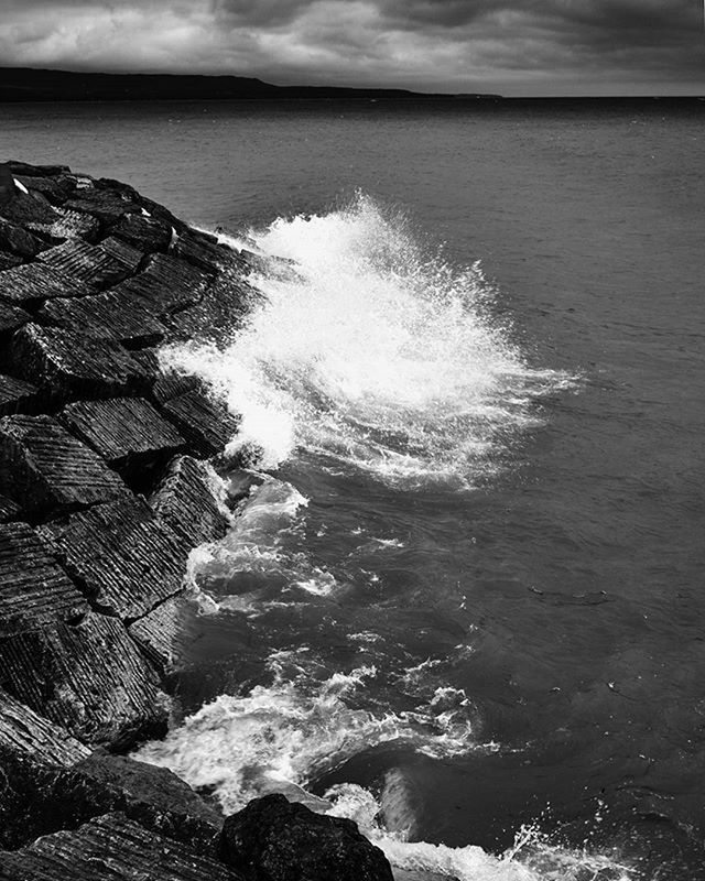 VIEW OF WAVES SPLASHING ON SHORE