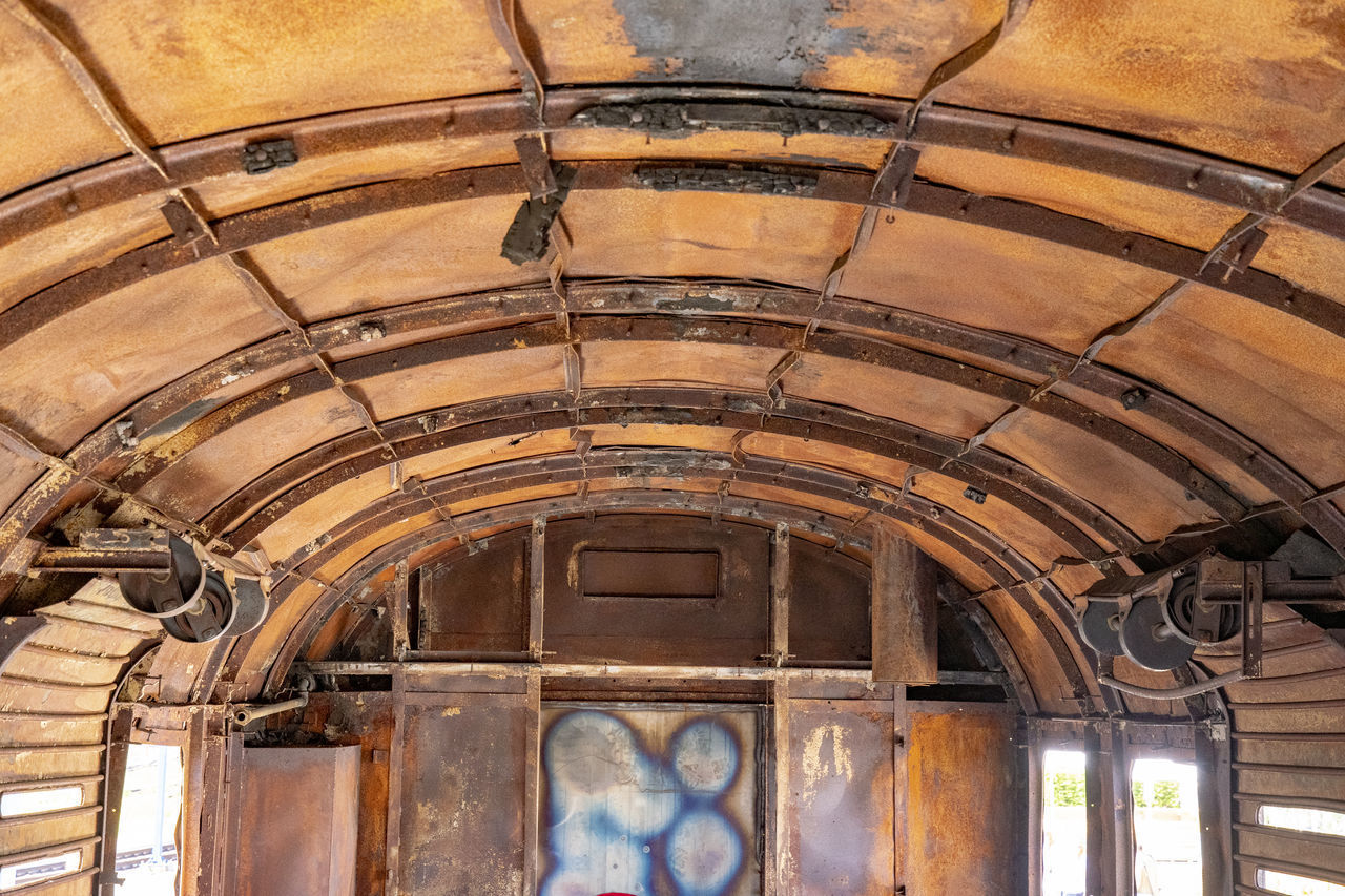 LOW ANGLE VIEW OF ORNATE CEILING IN BUILDING