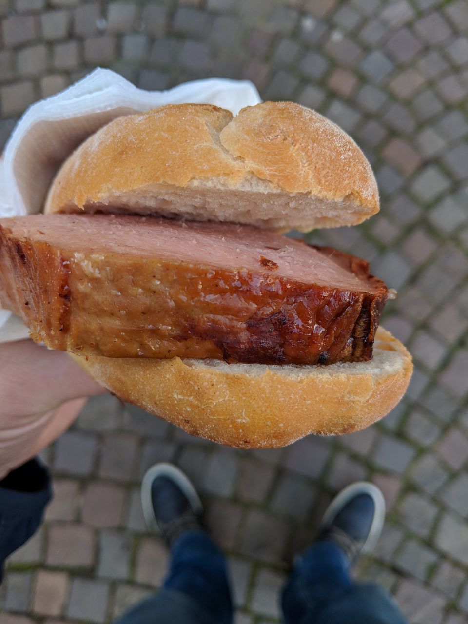 CLOSE-UP OF HAND HOLDING BREAD