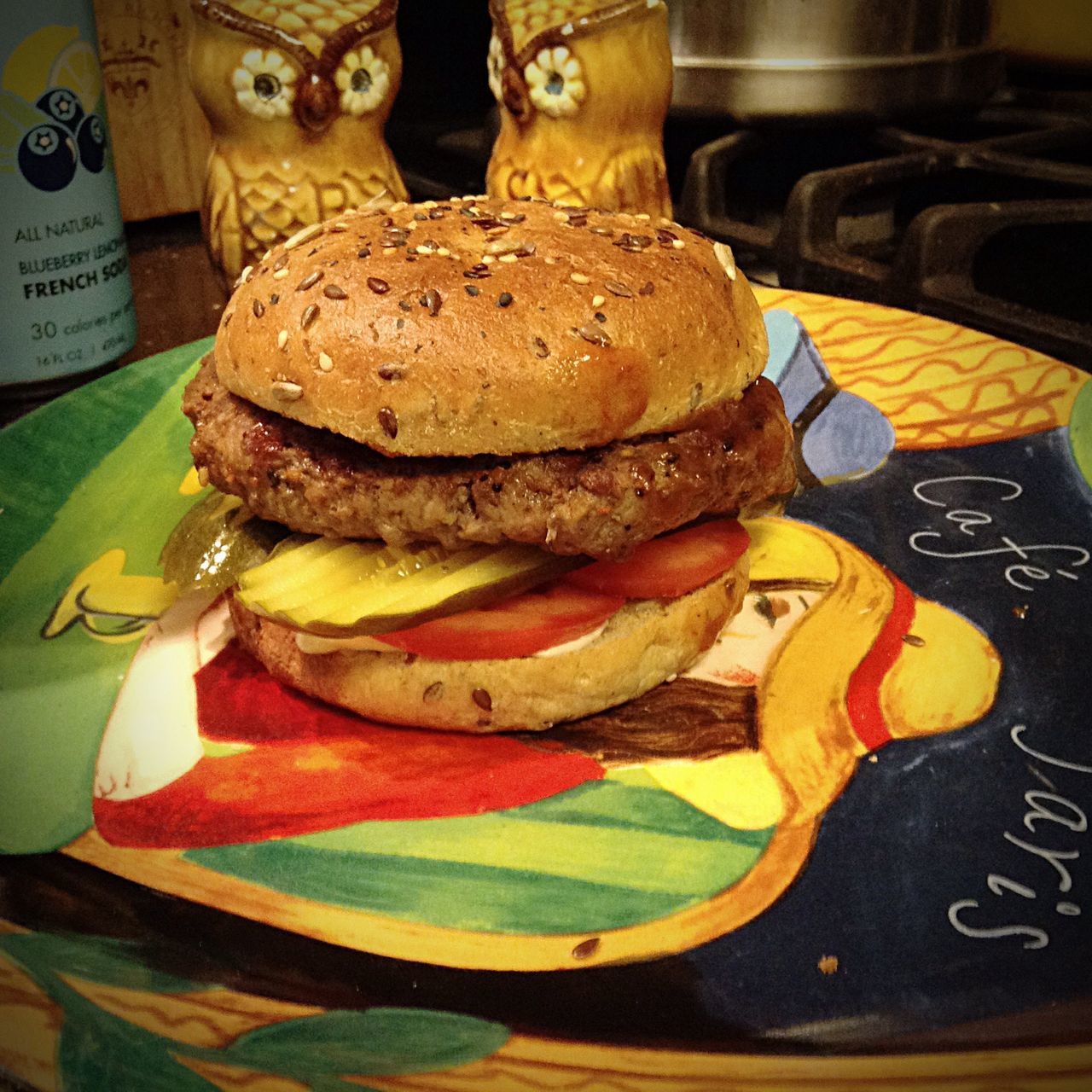 CLOSE-UP OF BURGER IN PLATE