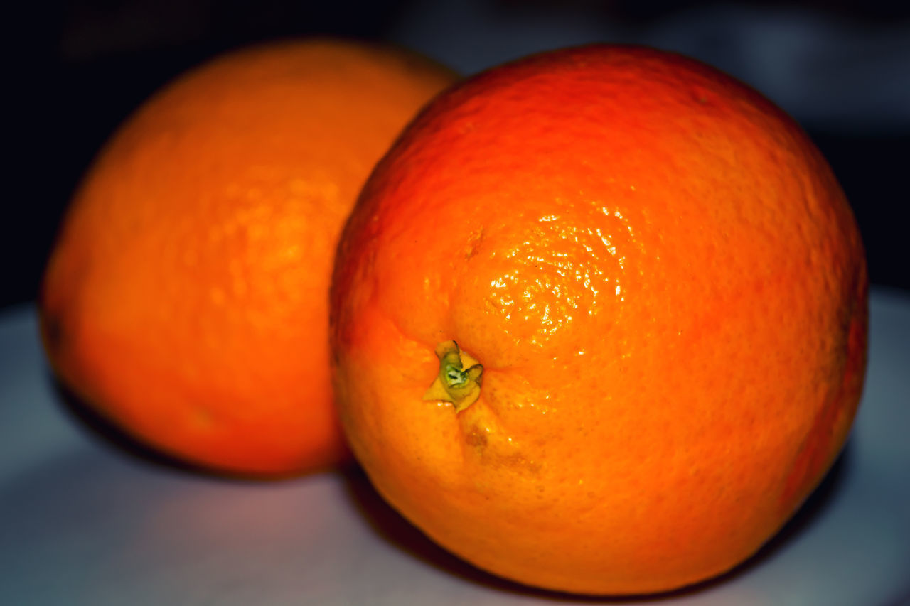 CLOSE-UP OF ORANGE FRUIT