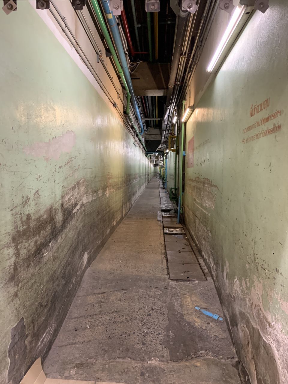 EMPTY NARROW ALLEY AMIDST BUILDINGS