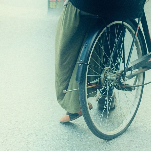 bicycle, land vehicle, transportation, mode of transport, wheel, stationary, tire, part of, close-up, metal, cropped, no people, day, outdoors, street, parking, wall - building feature, parked, sunlight, leaning