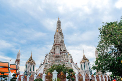 Wat arun is a buddhist temple in bangkok