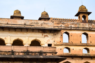 Beautiful view of orchha palace fort, raja mahal and chaturbhuj temple from jahangir mahal, orchha