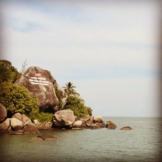 water, sea, sky, rock - object, horizon over water, tranquility, rock formation, nature, rock, beach, tranquil scene, scenics, beauty in nature, waterfront, shore, outdoors, day, cloud - sky, cloud, idyllic