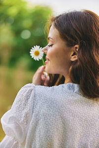 Close-up of young woman holding flowers