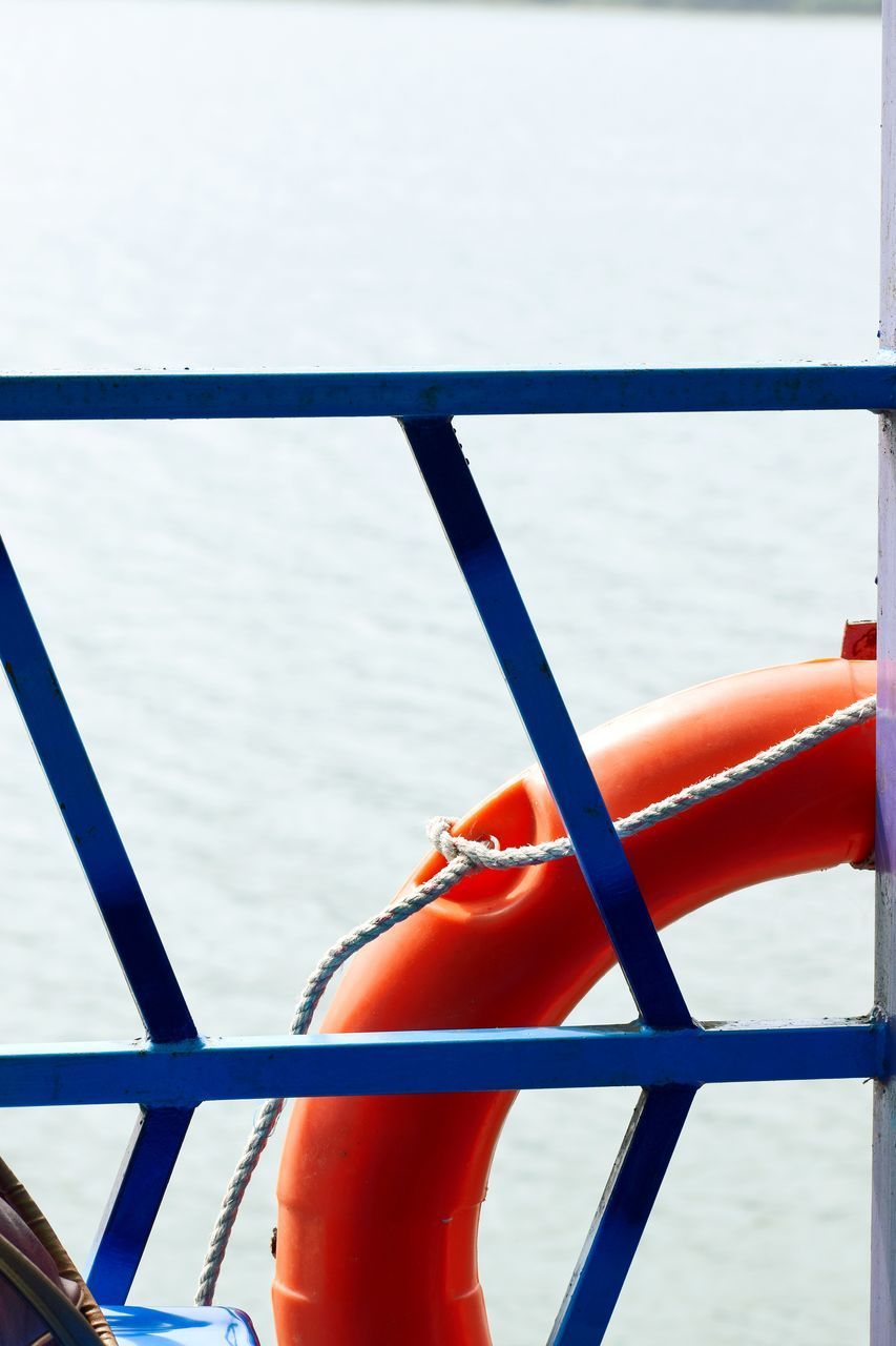 CLOSE-UP OF ROPE TIED TO RAILING