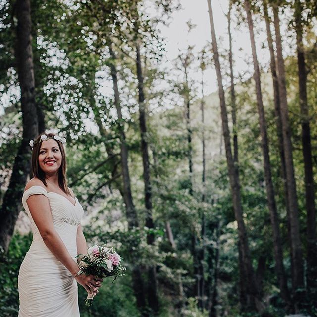 tree, lifestyles, leisure activity, young adult, forest, person, tree trunk, casual clothing, young women, standing, three quarter length, growth, front view, nature, looking at camera, holding, portrait, tranquility