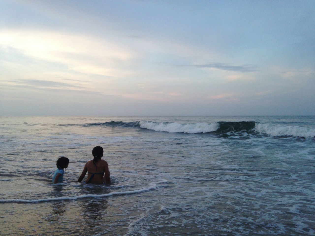 sea, water, horizon over water, leisure activity, lifestyles, beach, wave, men, vacations, rear view, sky, shore, beauty in nature, scenics, full length, nature, waterfront