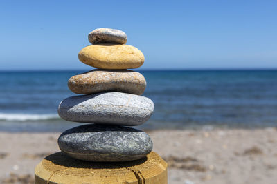 Pyramidal shape of five stones placed in balance, facing the sea, giving peace and visual harmony.