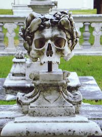 statue