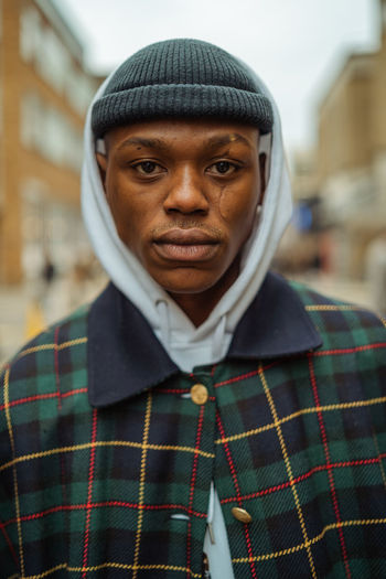 PORTRAIT OF YOUNG MAN WEARING MASK OUTDOORS