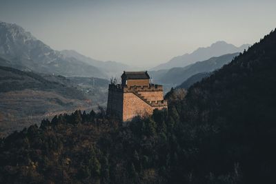 Scenic view of fort by mountains against sky