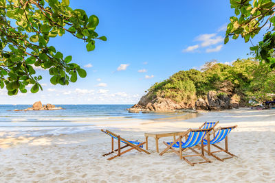 Clear turquoise blue sea at bo thong lang bay, bang saphan district, prachuap khiri khan, thailand