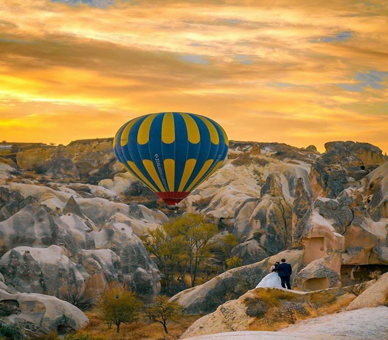 VIEW OF HOT AIR BALLOON AGAINST SKY